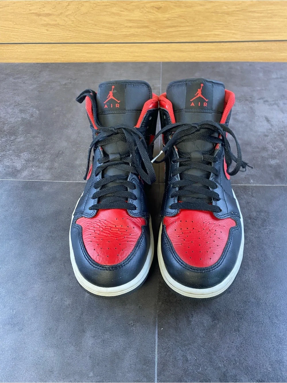 Nike Jordan Air 1 Mid Men’s Black and Red Sneaker size 11- CLEAN